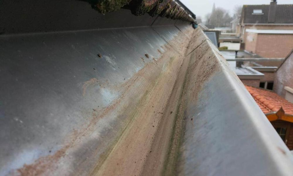 Dakgoot schoongemaakt en gecontroleerd op lekkages