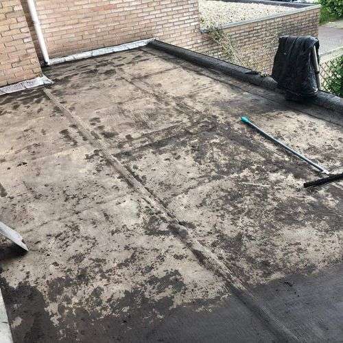 Schoonmaken van een plat dak in Montfoort